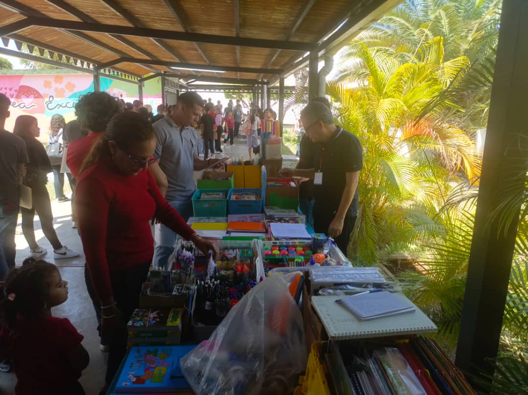 Uptaeb y FTUV organizan jornada venta de útiles escolares para la comunidad universitaria