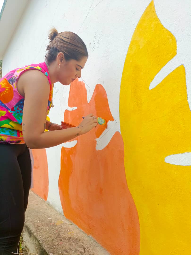 La artista plástico Claudia Riera realiza mural del caribe venezolano