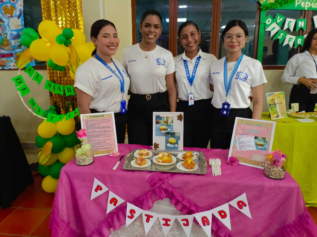 Estudiantes de Turismo celebran la feria gastronómica "Los Sabores de Mi Tierra"